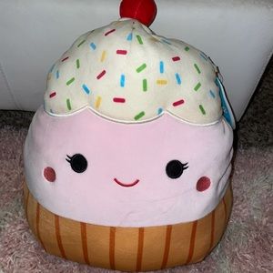 clara the cupcake squishmallow
